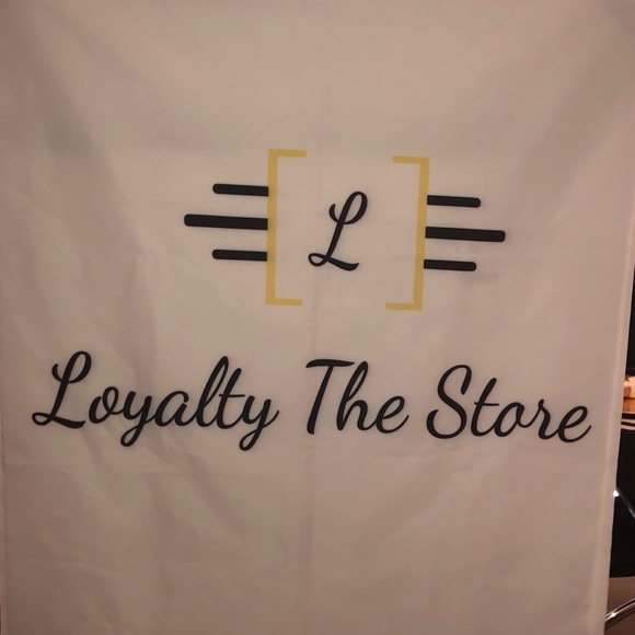 Meet your Posher, Queen - Picture 1 of 1